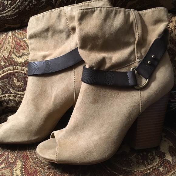 Cute suede open-toed boot heels. - Picture 2 of 7